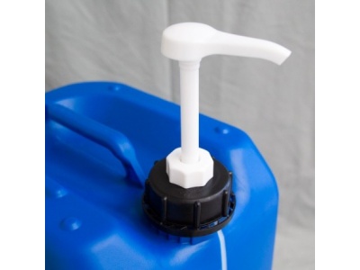 bidons-25l-un-bleu-avec-pompe-doseuse-bidon-un-stackable-avec-pompe